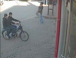 Sokak Eylemindeki Taşlar Artık Kuyumcu Camı Kırıyor