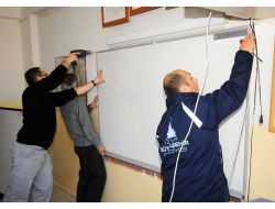 İzmir Büyükşehir’den Okullara Laminat Yazı Tahtası