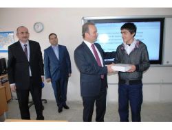 Tunceli Valisi Güner Öğrencilere Tablet Bilgisayar Dağıttı