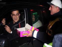 Polisler, Yeni Yılda Sürücülere Ceza Yerine Çikolata Verdi