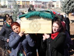 Kayınbabasının Öldürdüğü Genç Kadını Kadınlar Toprağa Verdi