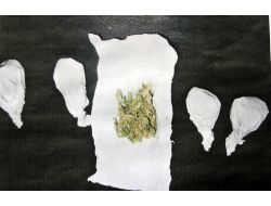 Polisi Görünce Uyuşturucu Paketlerini Yere Attı