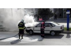 Park Halinde Alev Alan Otomobil Mahalle Sakinlerini Sokağa Döktü