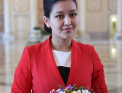 Nazarbayev, 32 Yaşında 7 Çocuk Sahibi Olan Anneyi Ödüllendirdi