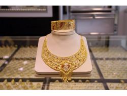 Gerçek Kolyeyi Sahtesiyle Değiştiremeyen Hırsız Dayağı Yedi Kaçtı