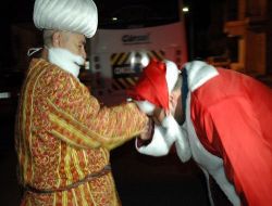 Çocuklara Hediye Dağıtan Nasreddin Hoca, Noel Baba'ya Elini Öptürdü