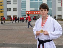 Kılıçaslan Ve Yelkenoğlu Öğrencileri Karatede Kayseri Birincisi Oldu