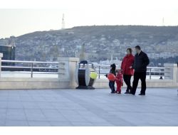 Azerbaycan'da Kadınlar Erkeklerden Önde