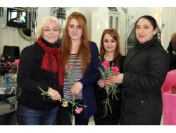 Kadın Muhtar, Kadınlar Günü'nü Karanfil Dağıtarak Kutladı