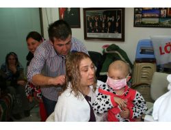 Kadınlar Günü'nde Lösemili Çocukların Annelerinin Saçını Yaptılar