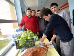 Öğrenciler Yüksekova’daki Kardeş Okulları İçin Çiğ Köfte Yoğurdu