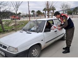 Jandarmadan Kadın Sürücülere Karanfil