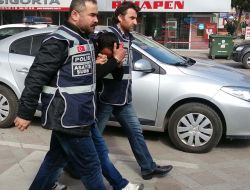 Çalıntı Aracı Boş Arazide Parçalarken Polise Yakalandılar