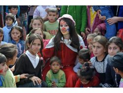 Suriyeli Çocuklar Palyaçolarla Eğlendi