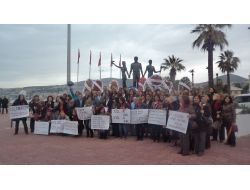 Kuşadası’nda Dünya Kadınlar Günü Kutlamasına Yağmur Engeli