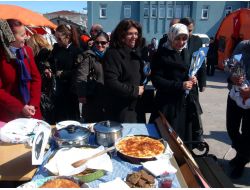 Ardahanlı Kadınlar El Emeklerini Sergiledi