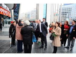 Mhp'liler Kızılay'da Kadınlara Hediye Dağıttı