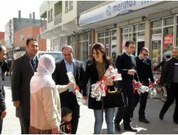 Pazara Ürün Satmaya Gelen Köylü Kadınlar Karanfillerle Karşılandı