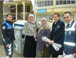 Türkoğlu Polisinden Kadınlara Çiçekli Kutlama