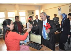 Başkan Özgan'dan Kadınlara Karanfilli Kutlama