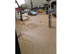 İzmir'de Ana Su Borusu Patladı Mahalle Göle Döndü