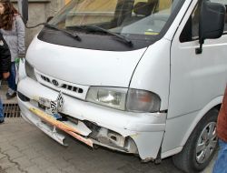 Otomobil, Otobüs Bekleyen Öğrencilere Çarptı: 3 Yaralı