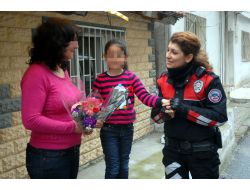 İzmir Polisinden Koruma Altındaki Kadınlara Çiçek