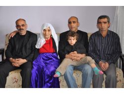 Yetim Kardeşler, Kendilerine Bakan Sabriye Turan’a Çiçekle Teşekkür Ettiler