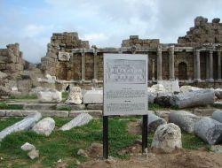 Yılbaşı Kutlaması İçin Yakılan Ateş 2 Bin Yıllık Roma Kütüphanesine Zarar Verdi