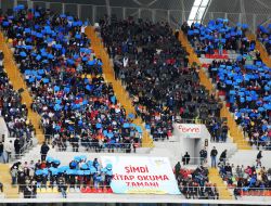 Maç Öncesinde 4 Bin Öğrenci Tribünde Kitap Okudu