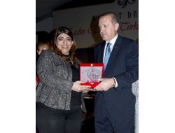 Kayserili İşkadını Başbakan Erdoğan’ın Elinden Ödülünü Aldı