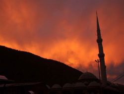 Gümüşhane'de Gökyüzü Karanlık Çökerken Kızıla Büründü