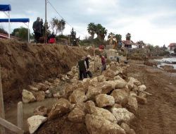 Kaçak Yapılardan Temizlenen Side Plajına Yürüyüş Yolu İnşa Ediliyor