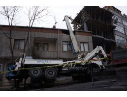 Beton Pompalama Aracı Binanın Üzerine Devrildi