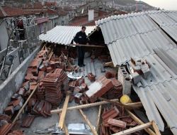 Şiddetli Lodosun Uçurduğu Çatı Deprem Korkusu Yaşattı