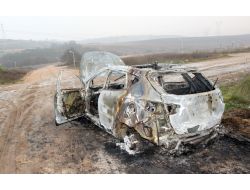 Yakalanmamak İçin Çaldıkları Otomobilleri Yakmışlar