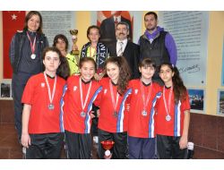 Karşıyaka Yamanlar Ortaokulu Badminton Ve Teniste İzmir Şampiyonu
