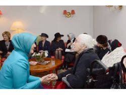 Hayrünnisa Gül, Bakımevindeki Türk Yaşlılara Lokum İkram Etti