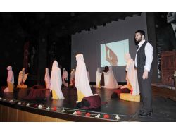 Mehmet Akif Ersoy'un Anlatıldığı Gösteri Ayakta Alkışlandı