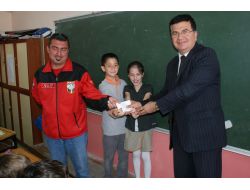 Minik Yürekler Harçlıklarını Akut'a Bağışladı