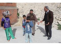 Kayaların Düşme Korkusu Ve Pis Suyun Kokusundan Evlerinde Oturamıyorlar