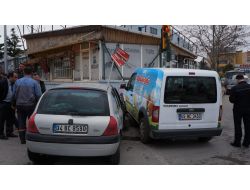 Kırmızı Işık İhlali Yapan Kamyonet Liseli Kızı Yaraladı