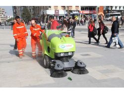 Denizli’de Kaldırımlar Süpürge Araçlarıyla Temizleniyor