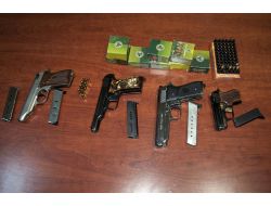 Kadınların Çaldığı Silah Ruhsatsız Çıktı, Ev Sahibine De Yasal İşlem Yapıldı