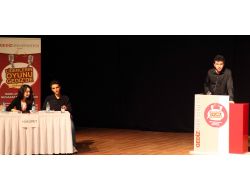 Gediz Üniversitesi'nde 76 Okuldan 320 Liseli Münazara Yaptı