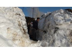 Bitlis’te Evlere Ulaşım Kar Tünelleriyle Sağlanıyor