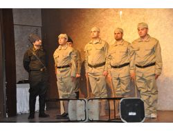 Rütbeli Askerler Tiyatro Sahnesinde..