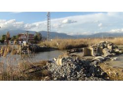 Selden Taşan Edremit Çayı'nın Ağzı Yol İkiye Ayrılarak Genişletildi