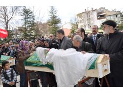 Almanya'da Yangında Ölen Aile, Gözyaşları İçinde Toprağa Verildi
