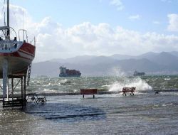 İzmir'de Evlerini Deniz Suyu Basanlar Belediyeye Tepkili